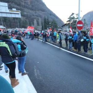 Moûtiers : des saisonniers manifestent au rond-point des 3 Vallées